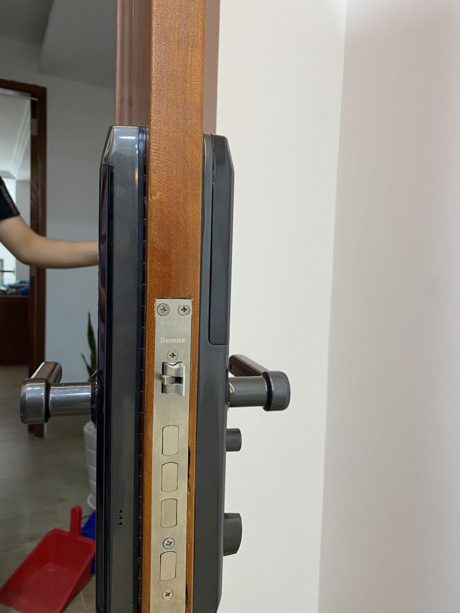 Khóa vân tay Demax SL768 BN- đơn giản, sang trọng-4 Khóa vân tay Demax SL768 BN- đơn giản, sang trọng-4