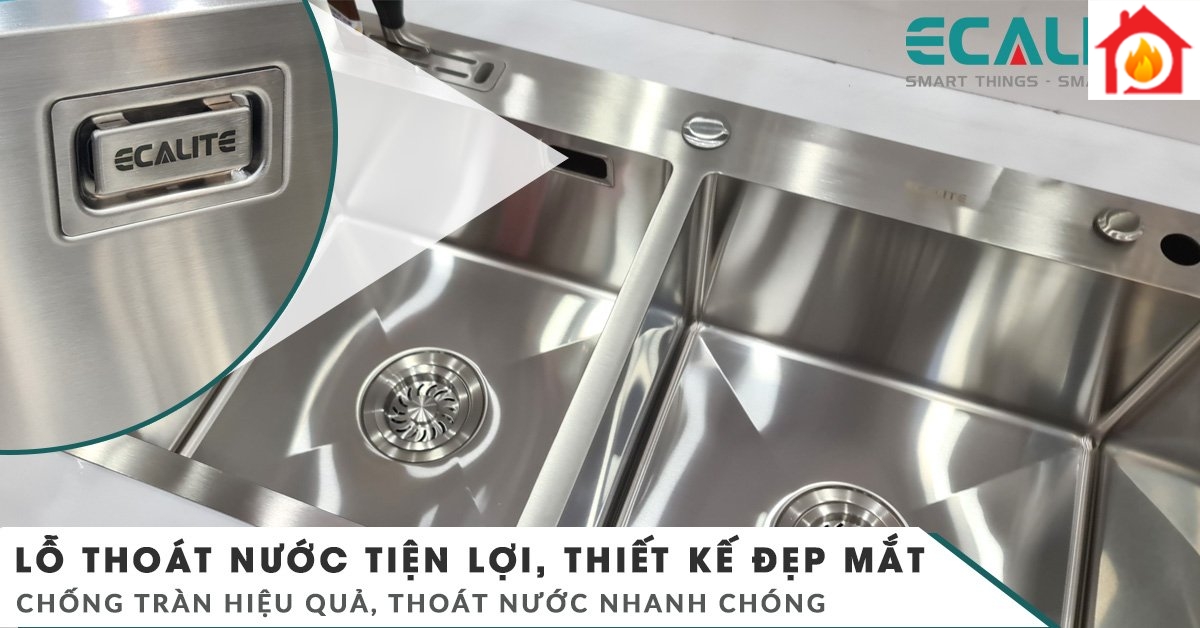 Chậu rửa chén 2 hố ESD-8245HA được thiết kế thêm lỗ thoát nước tiện lợi
