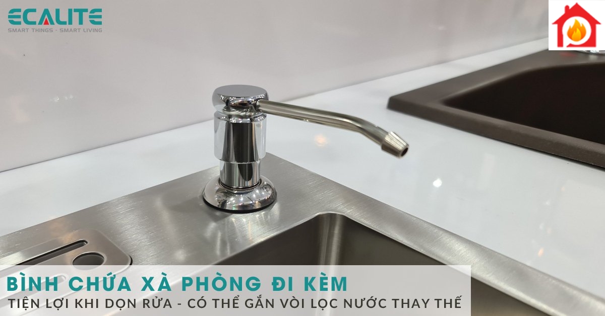 ESD-8245HC được trang bị thêm bình chứa xà phòng